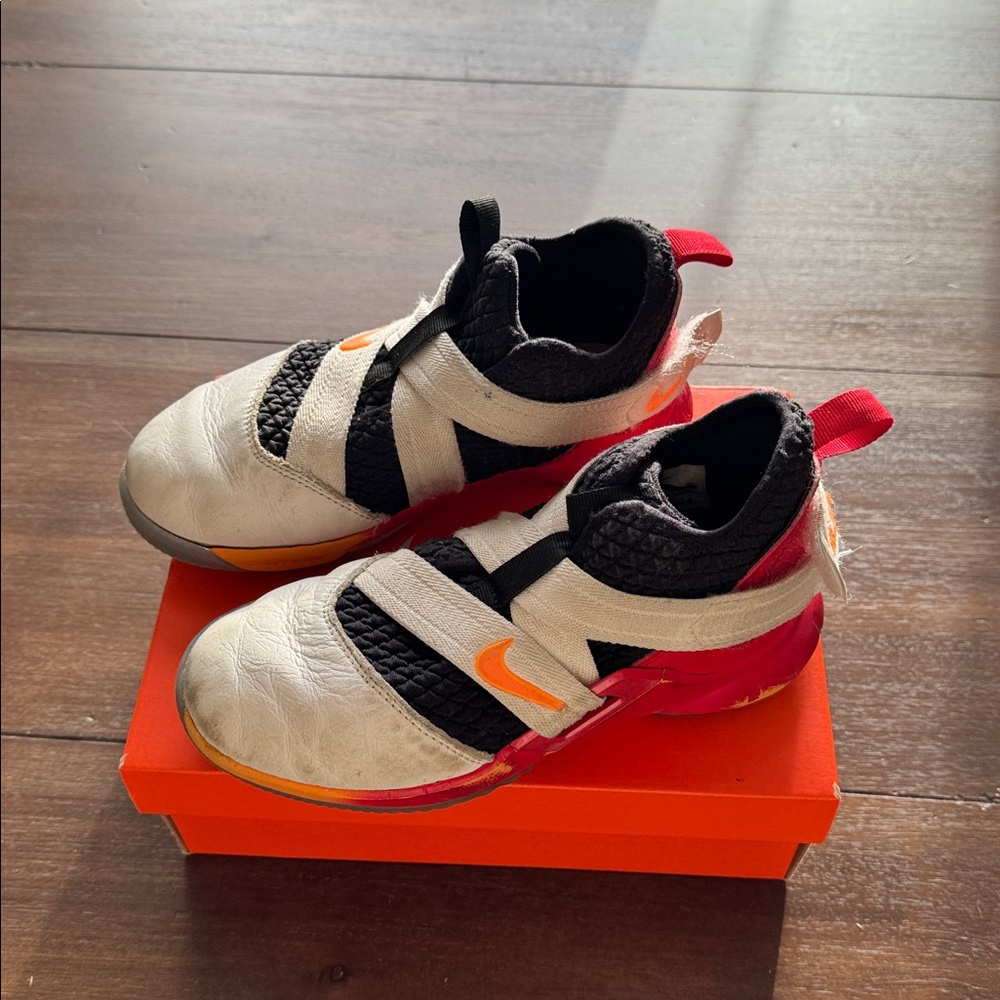 Size 1 Y Nike LeBron soldier Wii (ps) white/laser orange-black basketball shoes